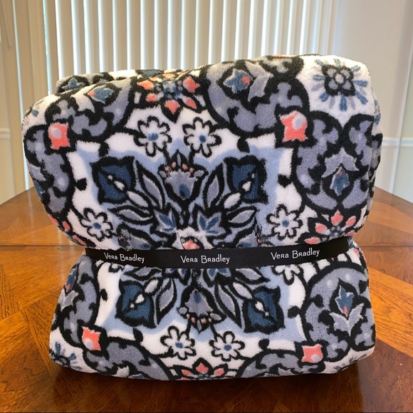 NWT Vera Bradley Large Duffel & Throw Blan…